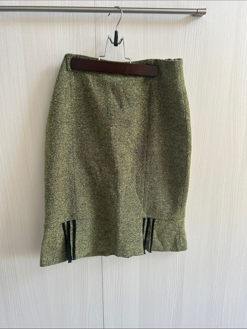 vintage green wool-blend tweed skirt from the German fashion brand Tuzzi. 36